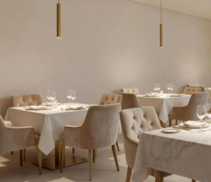 Elegantnie zaaranżowana sala restauracyjna z miękkim oświetleniem