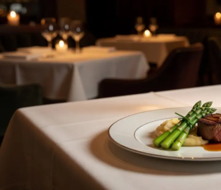 Wykwintne danie serwowane w eleganckim wnętrzu restauracji Zagroona